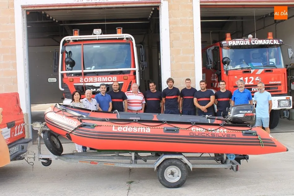 Bomberos Voluntarios de Ledesma y representantes de los municipios de Ledesma, Villaseco de los Reyes, Juzbado, Sardón y Monleras, con la nueva lancha zodiac
