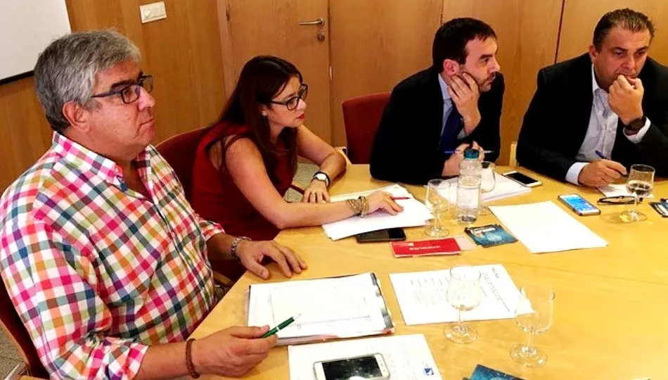 José Luis Sánchez Iglesias, presidente de la Asociación de Empresarios Salmantinos de Instaladores Electricistas y de Telecomunicaciones (AESLUX), a la izquierda, en una reunión de trabajo. Foto pyme.info