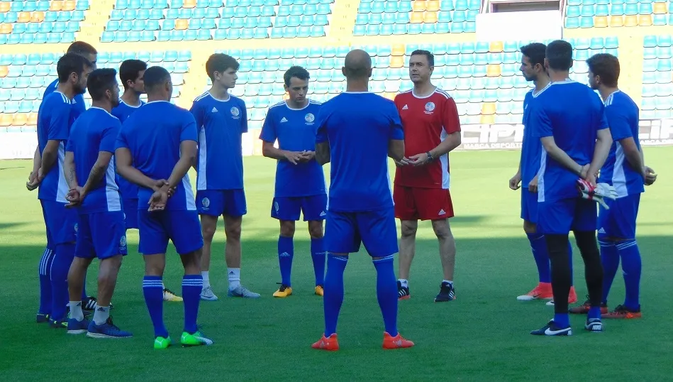 Campos se dirige a un grupo de jugadores en una de las sesiones en el Helmántico