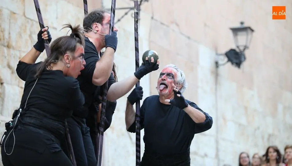 Actuación de Etón Teatro en la plaza de San Benito. Foto de Alberto Martín