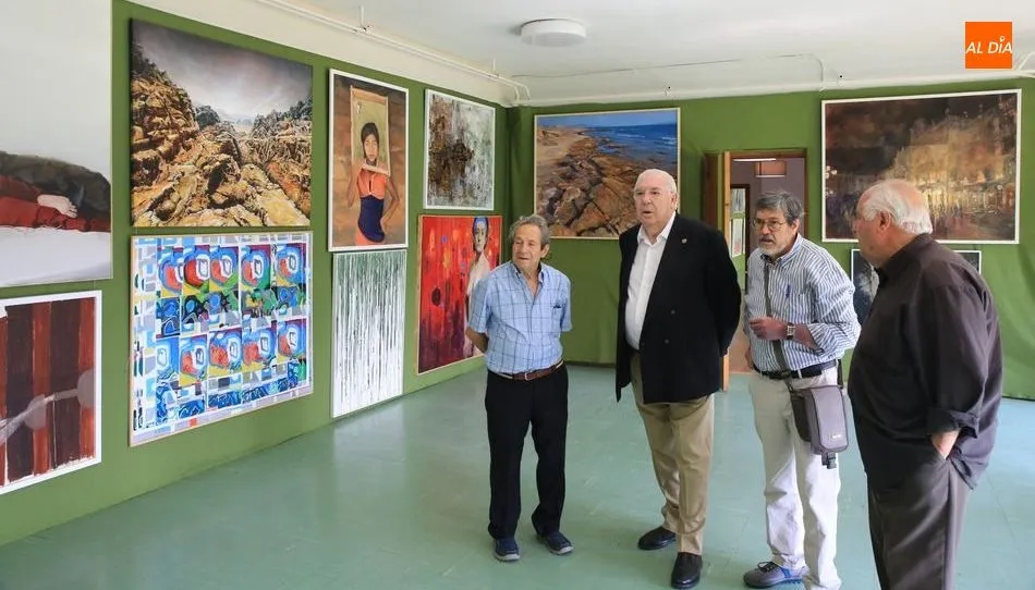 Exposición del Certamen de Pintura Paula González Gajate, en el Colegio La Encina, durante la visita del jurado. Foto de Alberto Martín