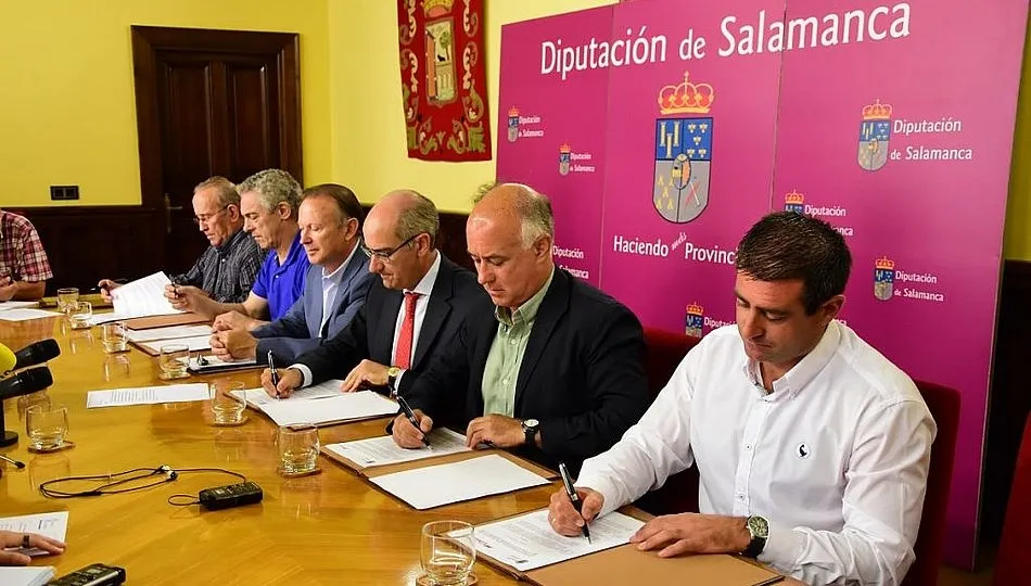 El presidente de la Diputación y el diputado de Agricultura, junto a los representantes de cuatro de las seis asociaciones ganaderas
