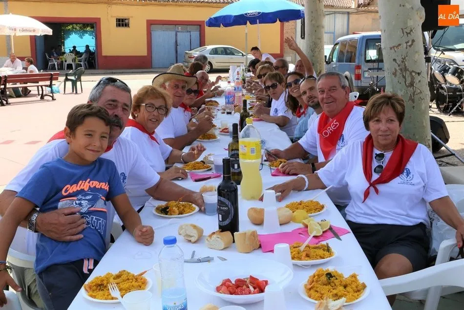 Una peña come la paella en la Plaza Mayor