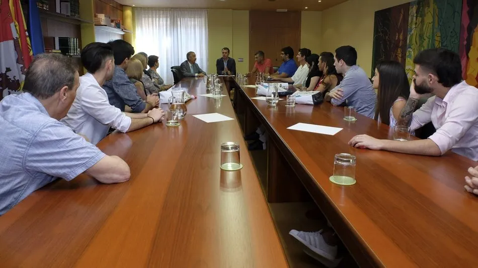 José Manuel Herrero con los participantes en los programas Añoranza y Raíces.