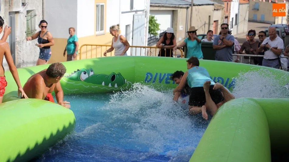 No quedó muy claro si disfrutaron más los pequeños o los mayores del tobogán acuático / MARIBEL