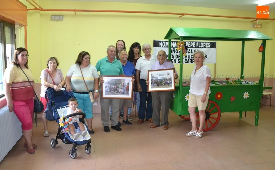 Pepe Flores descubre la réplica de su carro realizada por la AVV de El Puente y Huertas de la...