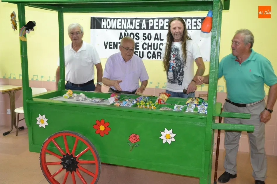 Foto 4 - Pepe Flores descubre la r&eacute;plica de su carro realizada por la AVV de El Puente y Huertas de la...