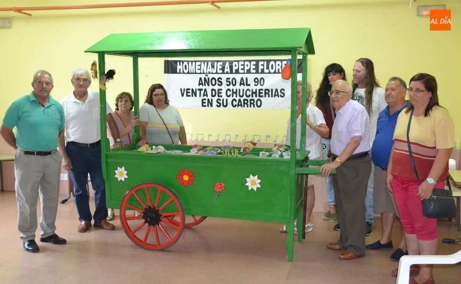 Foto 2 - Pepe Flores descubre la r&eacute;plica de su carro realizada por la AVV de El Puente y Huertas de la...