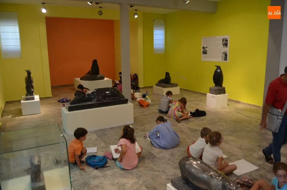 Foto 6 - M&aacute;s de una veintena de ni&ntilde;os dibujan las obras de Mateo Hern&aacute;ndez  