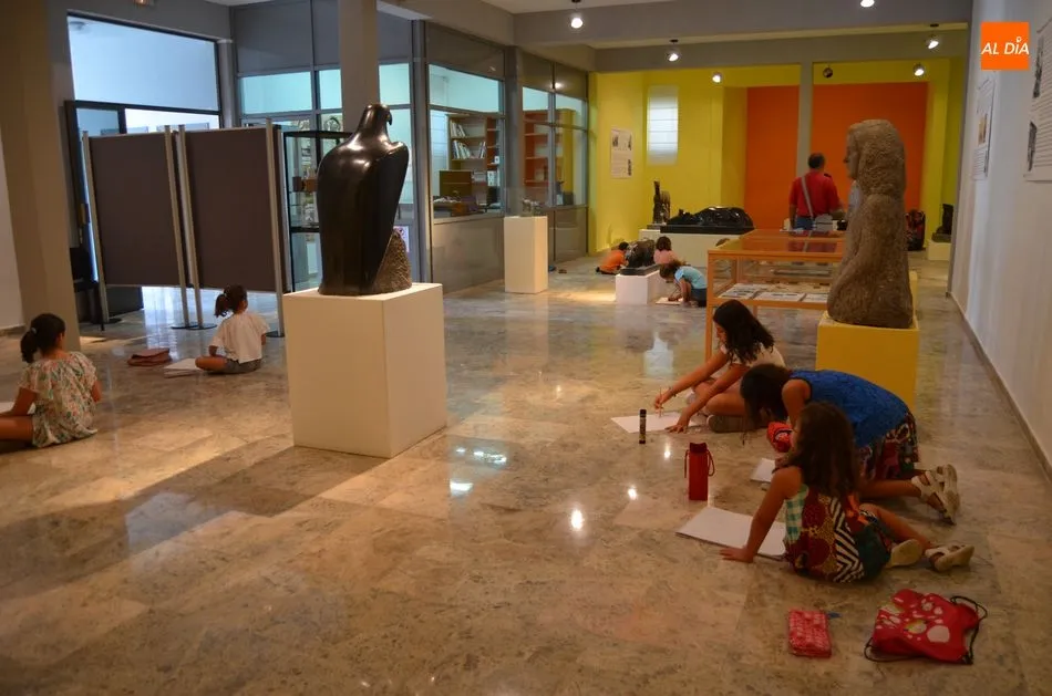 Foto 5 - M&aacute;s de una veintena de ni&ntilde;os dibujan las obras de Mateo Hern&aacute;ndez  