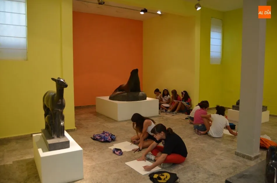 Foto 4 - M&aacute;s de una veintena de ni&ntilde;os dibujan las obras de Mateo Hern&aacute;ndez  