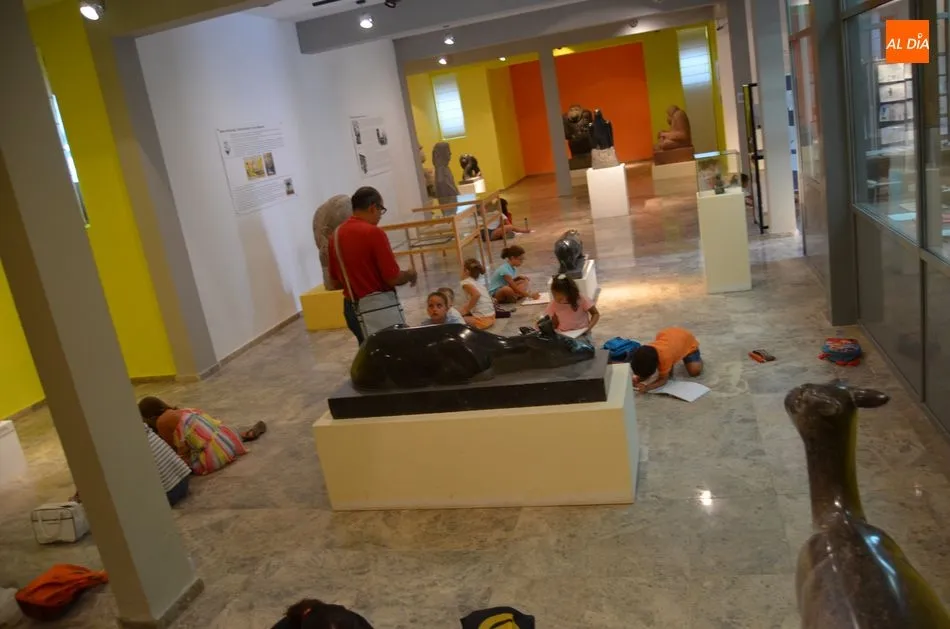 Foto 3 - M&aacute;s de una veintena de ni&ntilde;os dibujan las obras de Mateo Hern&aacute;ndez  