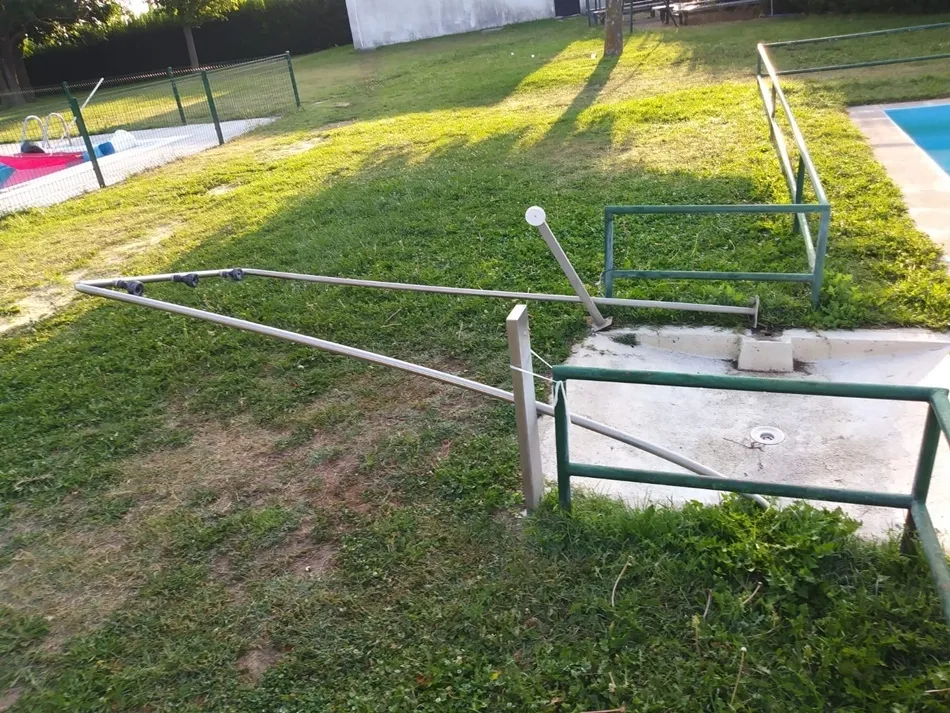 Foto 8 - Actos vand&aacute;licos en las piscinas de El Pedroso de la Armu&ntilde;a
