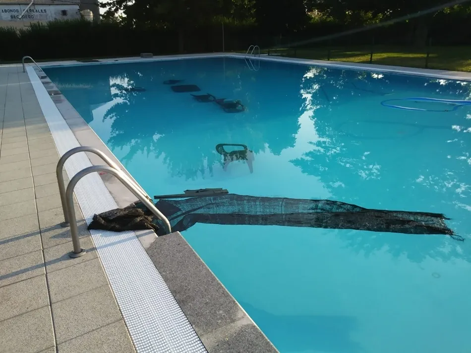 Foto 4 - Actos vand&aacute;licos en las piscinas de El Pedroso de la Armu&ntilde;a