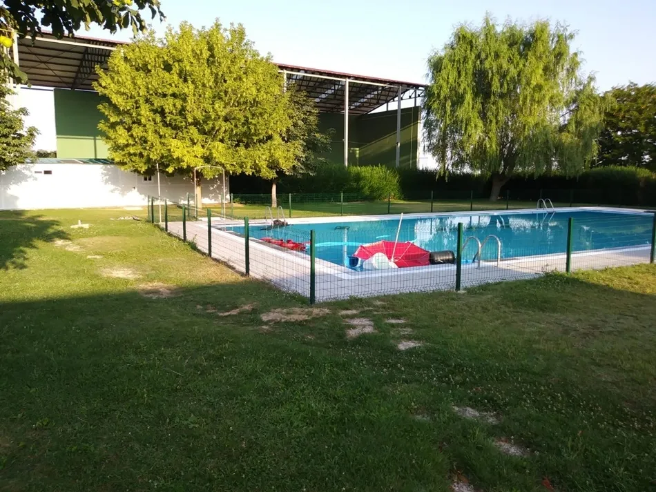 Foto 3 - Actos vand&aacute;licos en las piscinas de El Pedroso de la Armu&ntilde;a