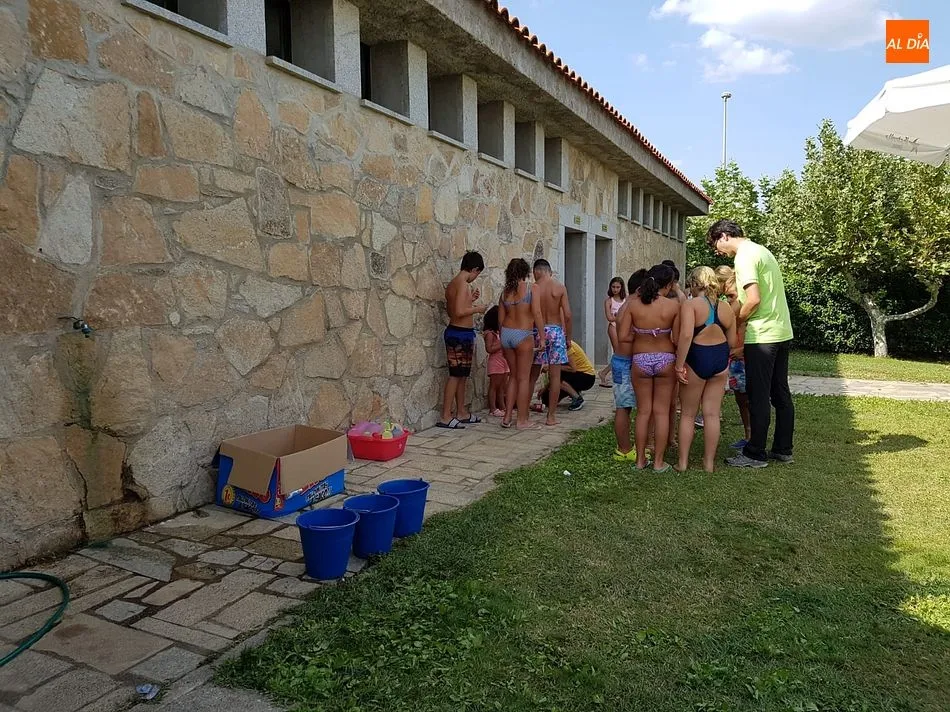 Foto 9 - Los m&aacute;s peque&ntilde;os se adelantan a los festejos en la piscina