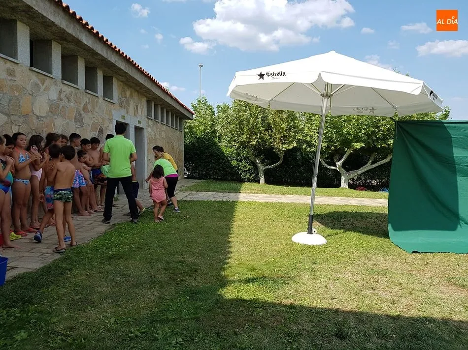 Foto 8 - Los m&aacute;s peque&ntilde;os se adelantan a los festejos en la piscina