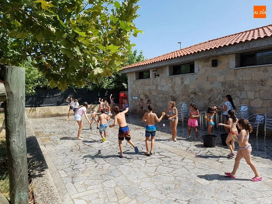 Foto 7 - Los m&aacute;s peque&ntilde;os se adelantan a los festejos en la piscina