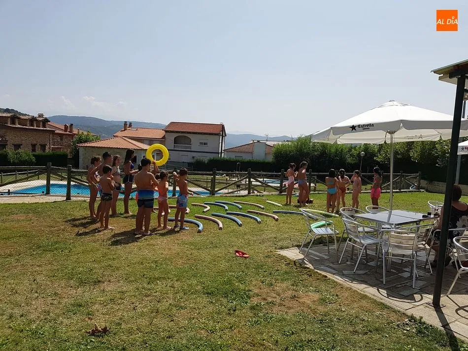 Foto 6 - Los m&aacute;s peque&ntilde;os se adelantan a los festejos en la piscina