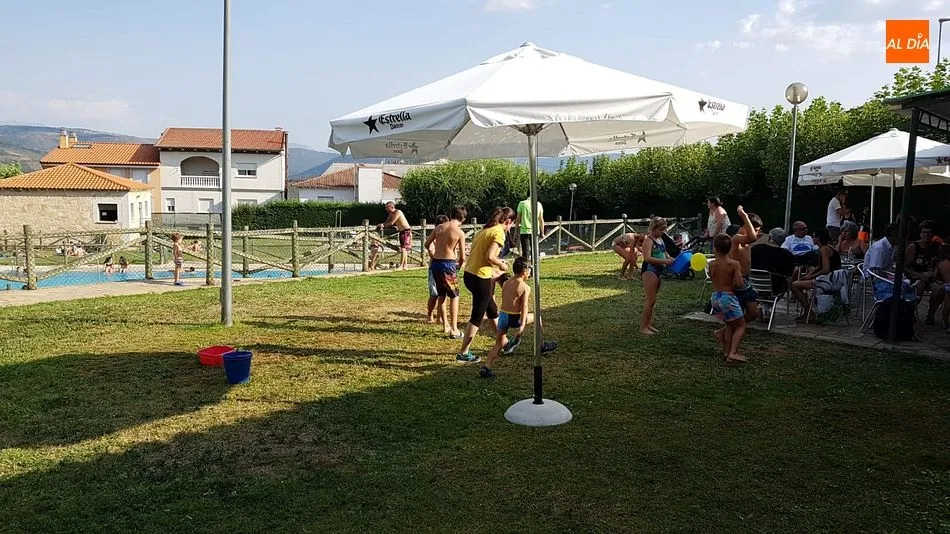 Foto 5 - Los m&aacute;s peque&ntilde;os se adelantan a los festejos en la piscina