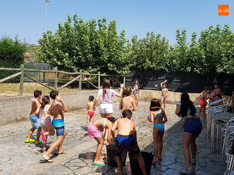 Foto 4 - Los m&aacute;s peque&ntilde;os se adelantan a los festejos en la piscina