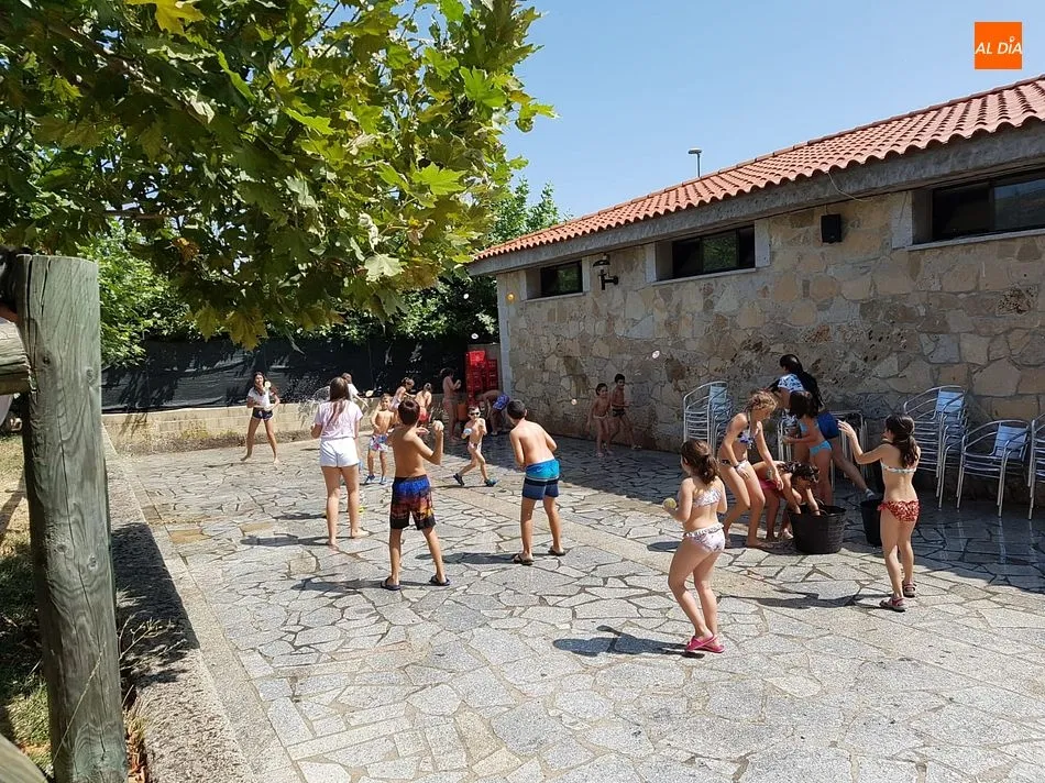 Foto 3 - Los m&aacute;s peque&ntilde;os se adelantan a los festejos en la piscina