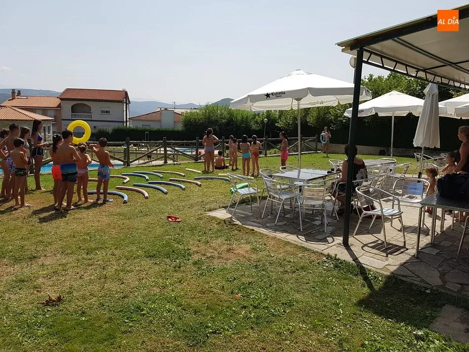 Foto 2 - Los m&aacute;s peque&ntilde;os se adelantan a los festejos en la piscina