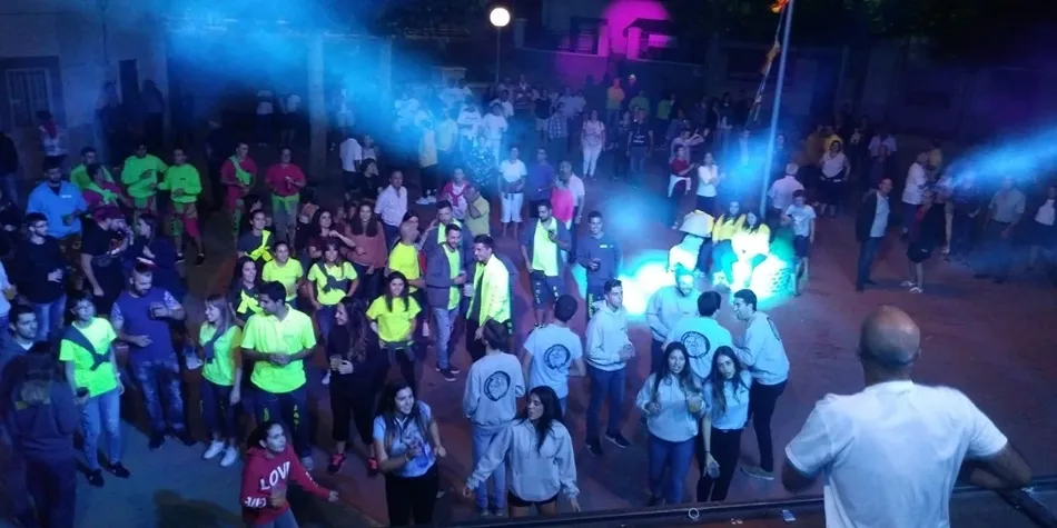 Las peñas bailan con la discoteca móvil | Fotos: Daniel Castillo