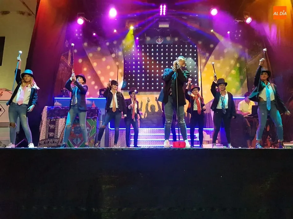 La peña Karpiñas triunfa en el concurso de playback