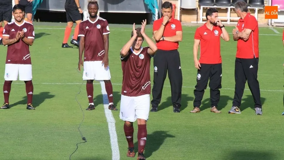 Amaro saluda al público el día de la presentación del equipo blanquinegro. Foto: Alberto Martín