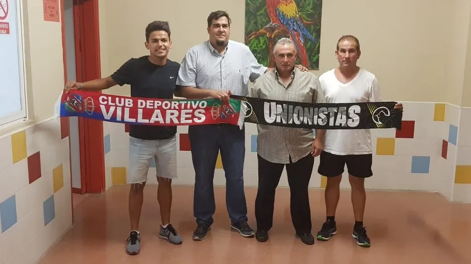 Representantes de ambos clubes posan tras firmar el convenio.