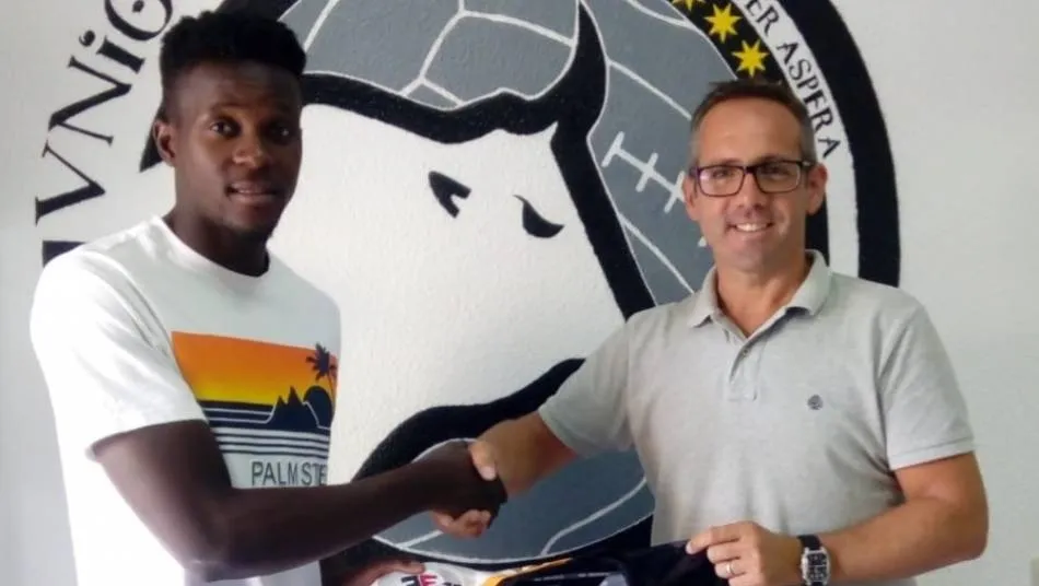 Admonio, con Gorka, en la renovación del contrato del guineano.