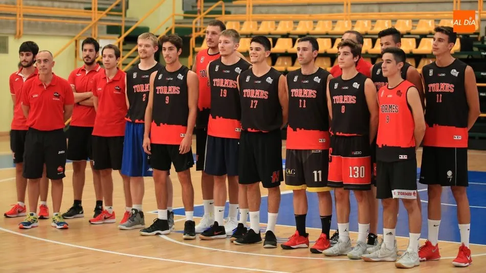 La plantilla el equipo, antes del entrenamiento. Fotos: Alberto Martín