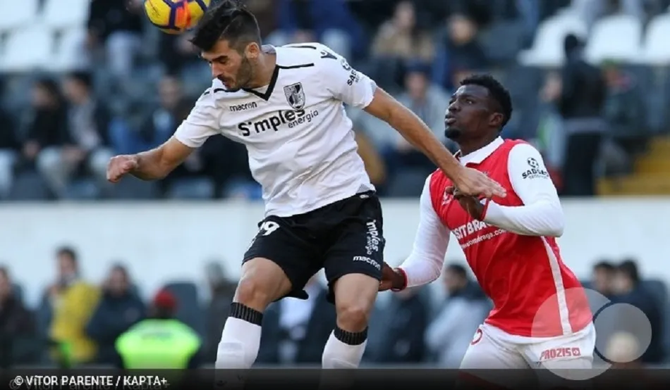 El futbolista despeja un balón de cabeza en un partido. Foto: www.thefinalball.com