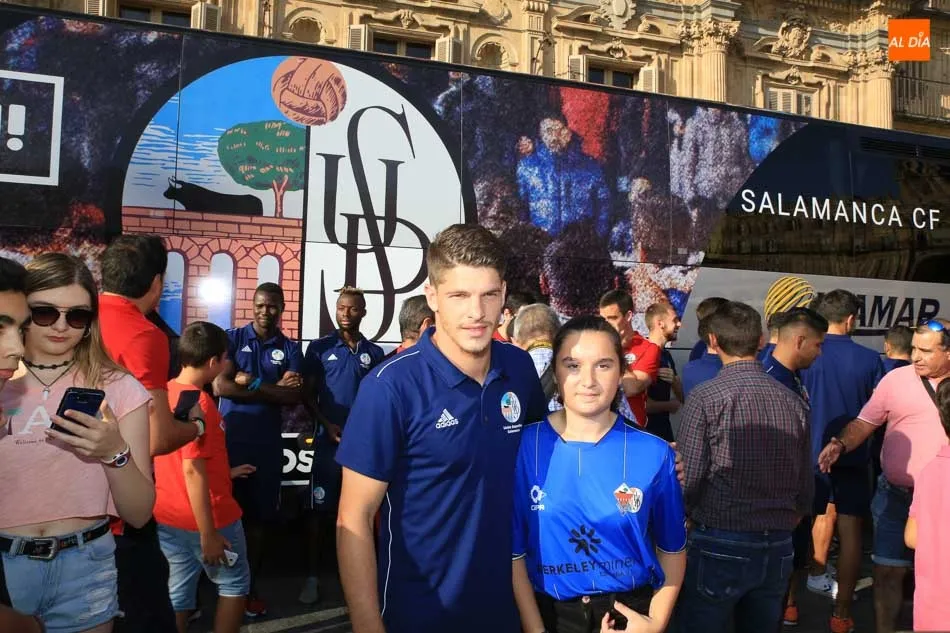 Foto 11 - Espectacular puesta en escena del autob&uacute;s personalizado del Salamanca UDS en la Plaza Mayor