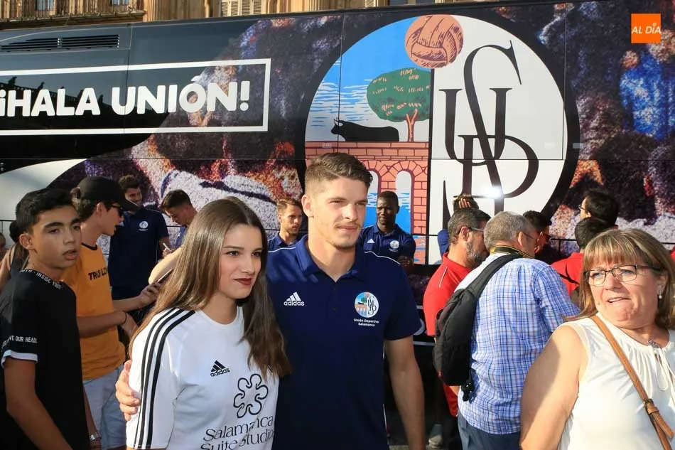 Foto 8 - Espectacular puesta en escena del autob&uacute;s personalizado del Salamanca UDS en la Plaza Mayor