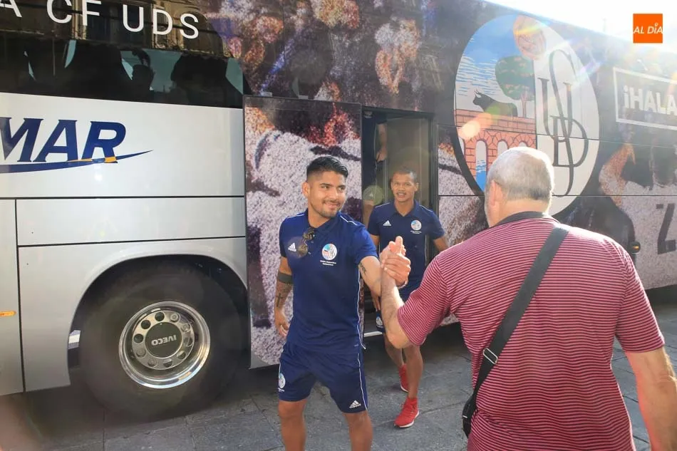Foto 7 - Espectacular puesta en escena del autob&uacute;s personalizado del Salamanca UDS en la Plaza Mayor