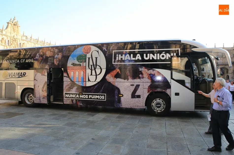 Foto 4 - Espectacular puesta en escena del autob&uacute;s personalizado del Salamanca UDS en la Plaza Mayor