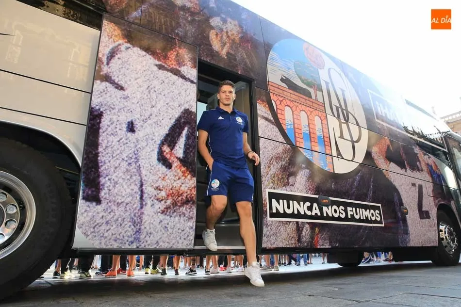 Foto 3 - Espectacular puesta en escena del autob&uacute;s personalizado del Salamanca UDS en la Plaza Mayor