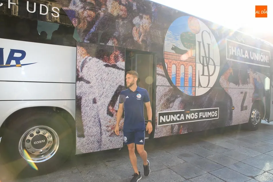Foto 2 - Espectacular puesta en escena del autob&uacute;s personalizado del Salamanca UDS en la Plaza Mayor