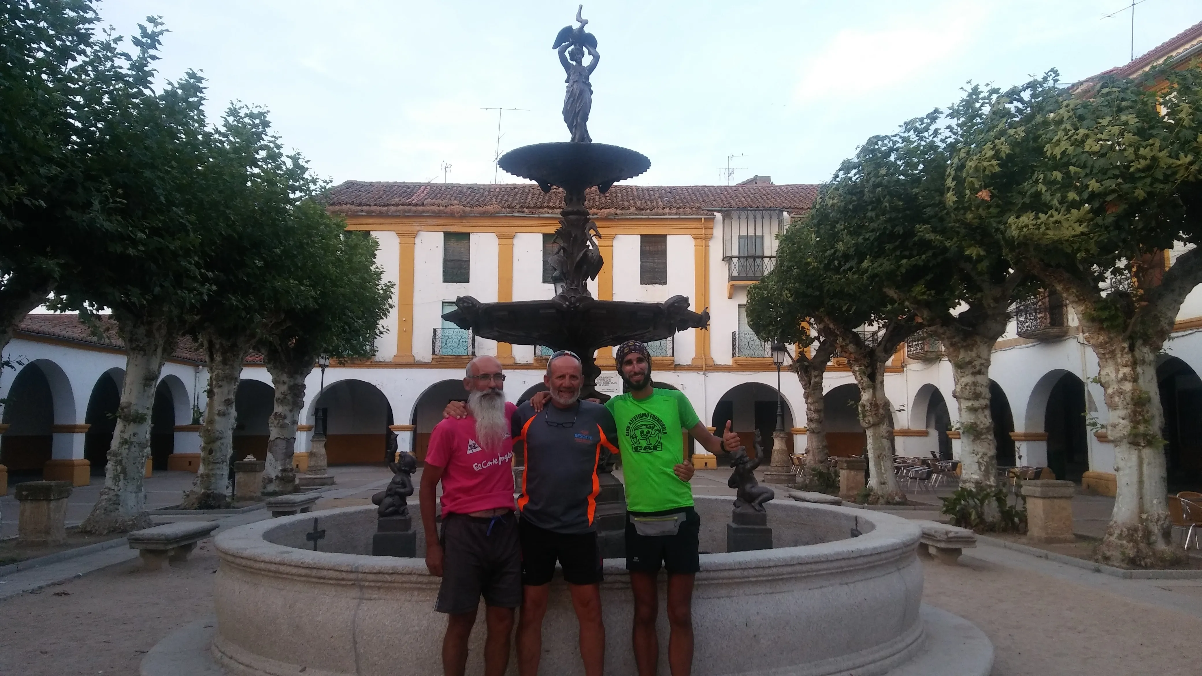 Foto 2 - Tres ultrafondistas pasan por Mir&oacute;briga en su ruta desde Santiago de Compostela a M&aacute;laga  
