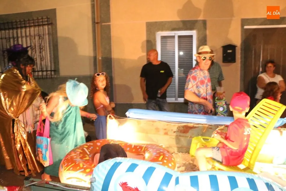 Foto 10 - Divertido e imaginativo desfile de carrozas en Pere&ntilde;a de la Ribera  