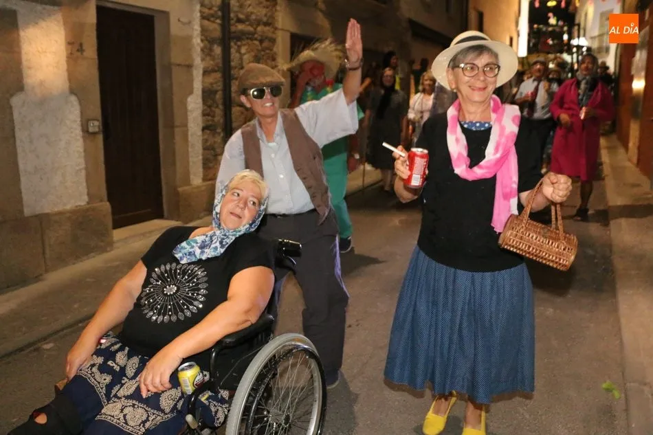 Foto 8 - Divertido e imaginativo desfile de carrozas en Pere&ntilde;a de la Ribera  