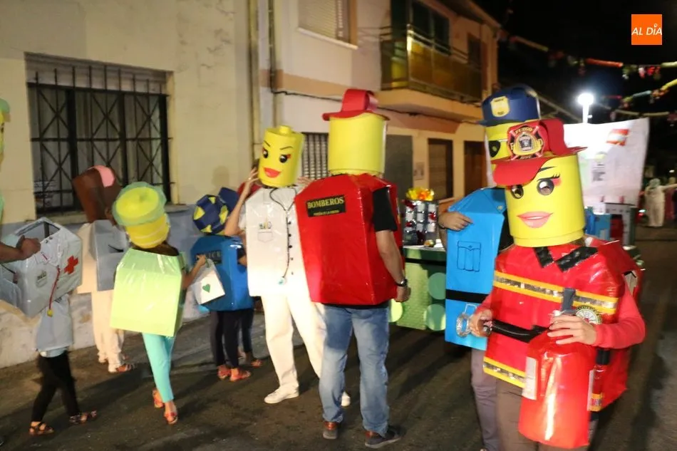 Foto 6 - Divertido e imaginativo desfile de carrozas en Pere&ntilde;a de la Ribera  