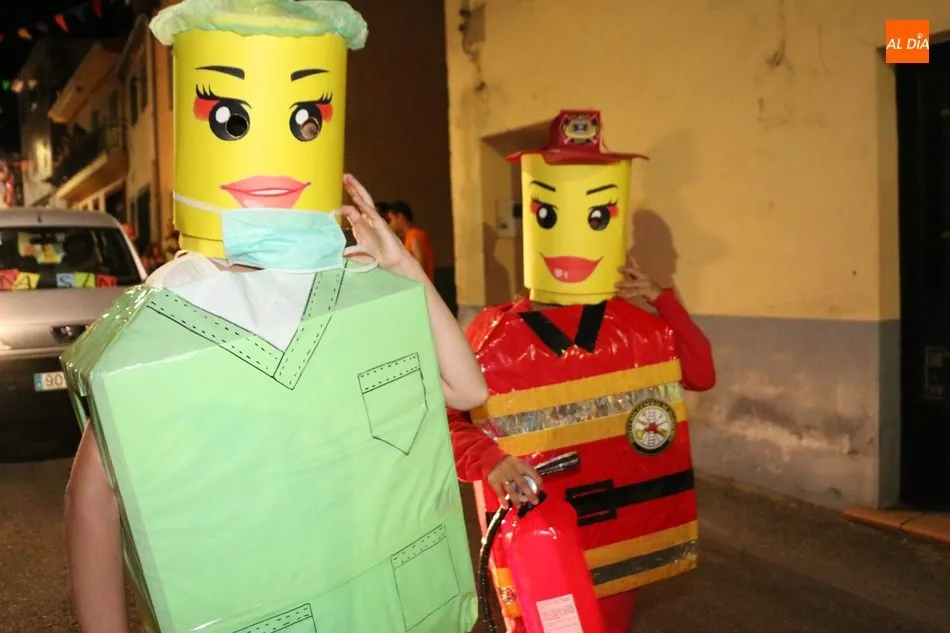 Foto 4 - Divertido e imaginativo desfile de carrozas en Pere&ntilde;a de la Ribera  