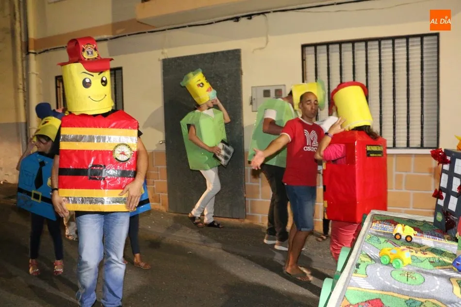 Foto 2 - Divertido e imaginativo desfile de carrozas en Pere&ntilde;a de la Ribera  