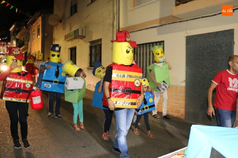 Foto 11 - Divertido e imaginativo desfile de carrozas en Pere&ntilde;a de la Ribera  