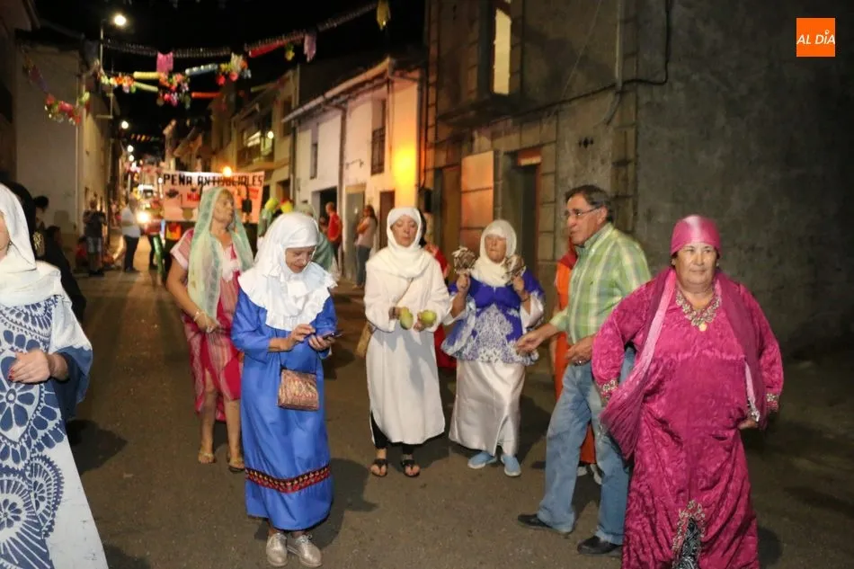 Foto 7 - Divertido e imaginativo desfile de carrozas en Pere&ntilde;a de la Ribera  