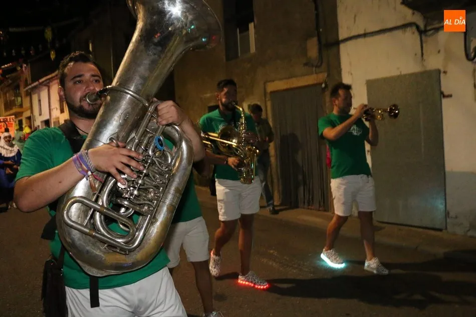 Foto 5 - Divertido e imaginativo desfile de carrozas en Pere&ntilde;a de la Ribera  