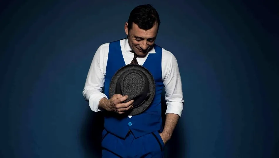 El directo de Zenet y su banda es potente, rico, teatral y emocionante.